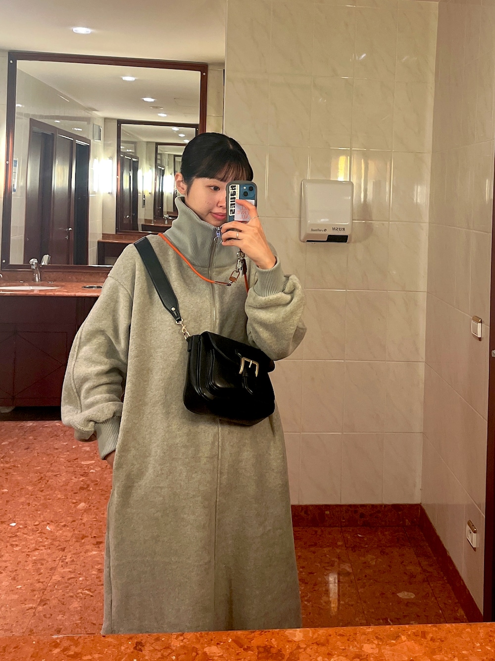 「旅行、海外旅行、ワンピース、LOWRYSFARM、moussy、冬コーデ、休日スタイル、お出かけコーデ、オトナ女子、高身長、高身長コーデ、ファッションを楽しもう、シンプルコーデ、moussyコーデ、ロングワンピース」｜「LOWRYS FARMのアイテム（ワンピース、グレー系）」を使った、shiikaさん（レディース・166cm）の冬コーディネートの1枚目の写真