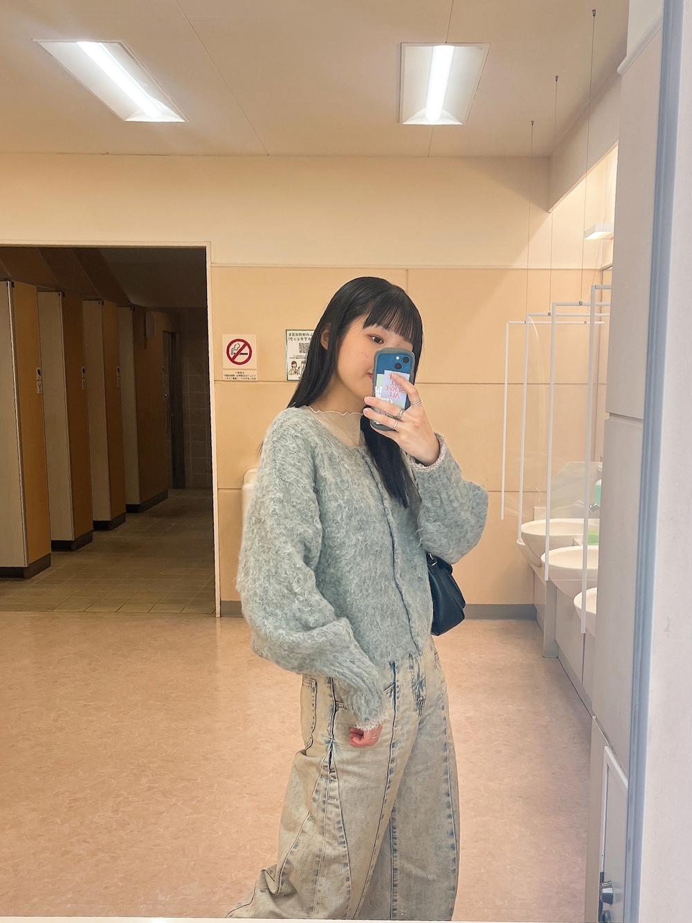 「春のNewスタイル、お出かけコーデ、パンツスタイル、デニム、シンプル、高身長コーデ、オトナカジュアル、大人女子」｜「Kastaneの【M.Lサイズ】ウール混シャギーカーディガン（カーディガン/ボレロ、グレー系）」を使った、shiikaさん（レディース・166cm）の春コーディネートの1枚目の写真
