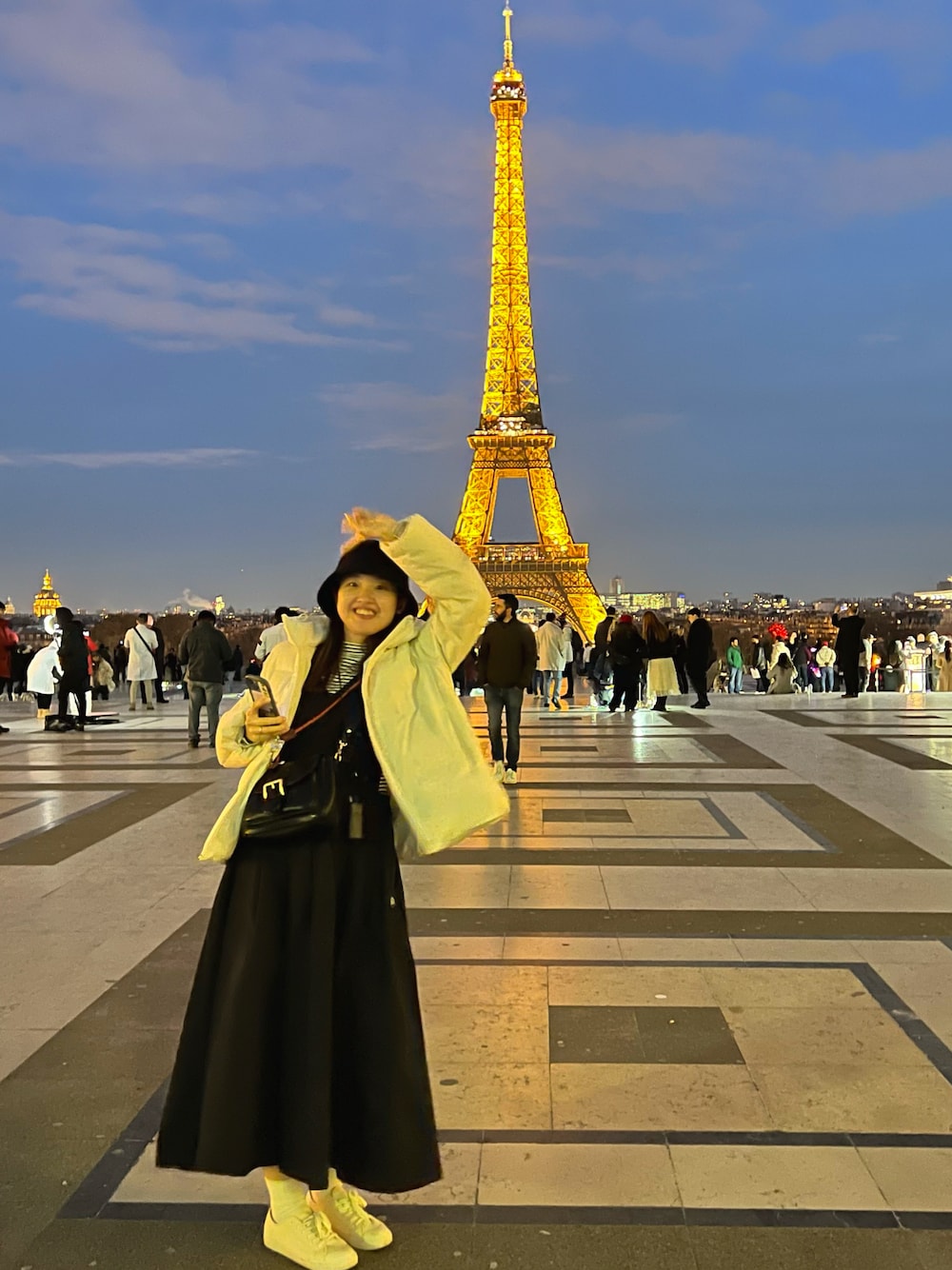 「フランス、海外旅行、旅行、冬コーデ、ニコアンド、LOWRYSFARM、Dickies、ワンピース、休日スタイル、シンプルスタイル、スカートコーデ、エッフェル塔」｜「無印良品のアイテム（スニーカー、ベージュ系）」を使った、shiikaさん（レディース・166cm）の冬コーディネートの1枚目の写真