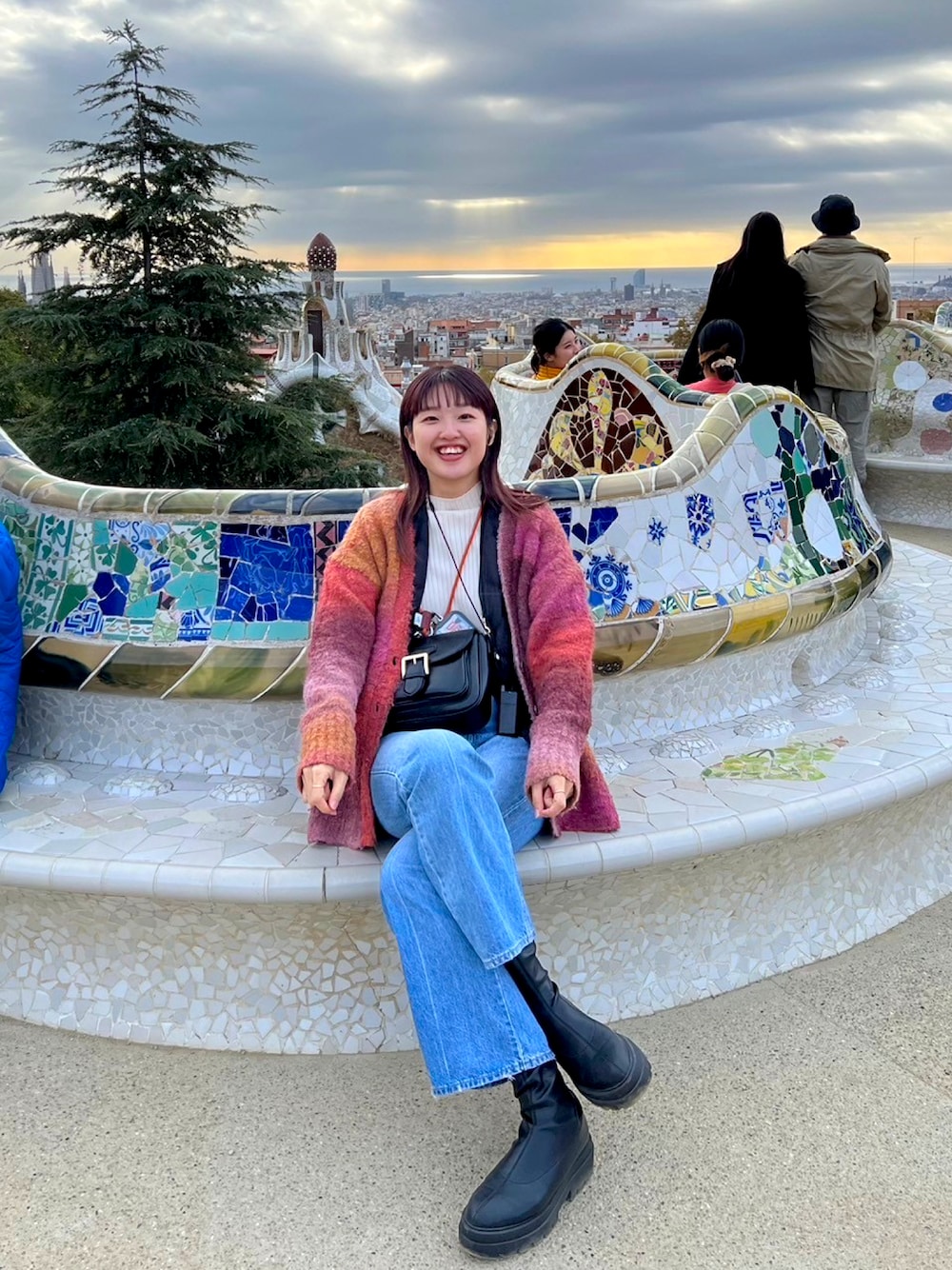 「スペイン、海外旅行、LOWRYSFARM、休日スタイル、旅行コーデ、旅行、オトナ女子、高身長コーデ、moussy」｜「LOWRYS FARMのグラデーションカーディガンロングスリーブ　176567（カーディガン/ボレロ、ピンク系）」を使った、shiikaさん（レディース・166cm）の冬コーディネートの1枚目の写真