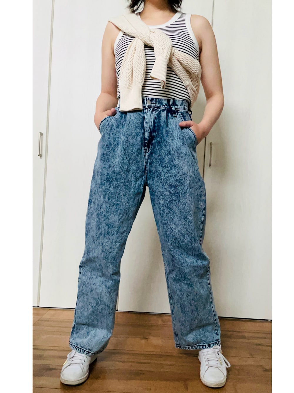 「夏コーデ、プチプラ、シンプル、オトナカジュアル、カジュアル、オトナ女子、大人コーデ、ラクチンコーデ、ラフコーデ、ナチュラル、リラックススタイル、ブルベ夏、骨格ストレート、ホワイト、デニム」｜「coca（coca）の＼新色追加／カップ付アメスリタンクトップ[外で着られるブラトップスOUT BRA]（タンクトップ、その他）」を使った、mahalo  さん（レディース・165cm）の夏コーディネートの1枚目の写真