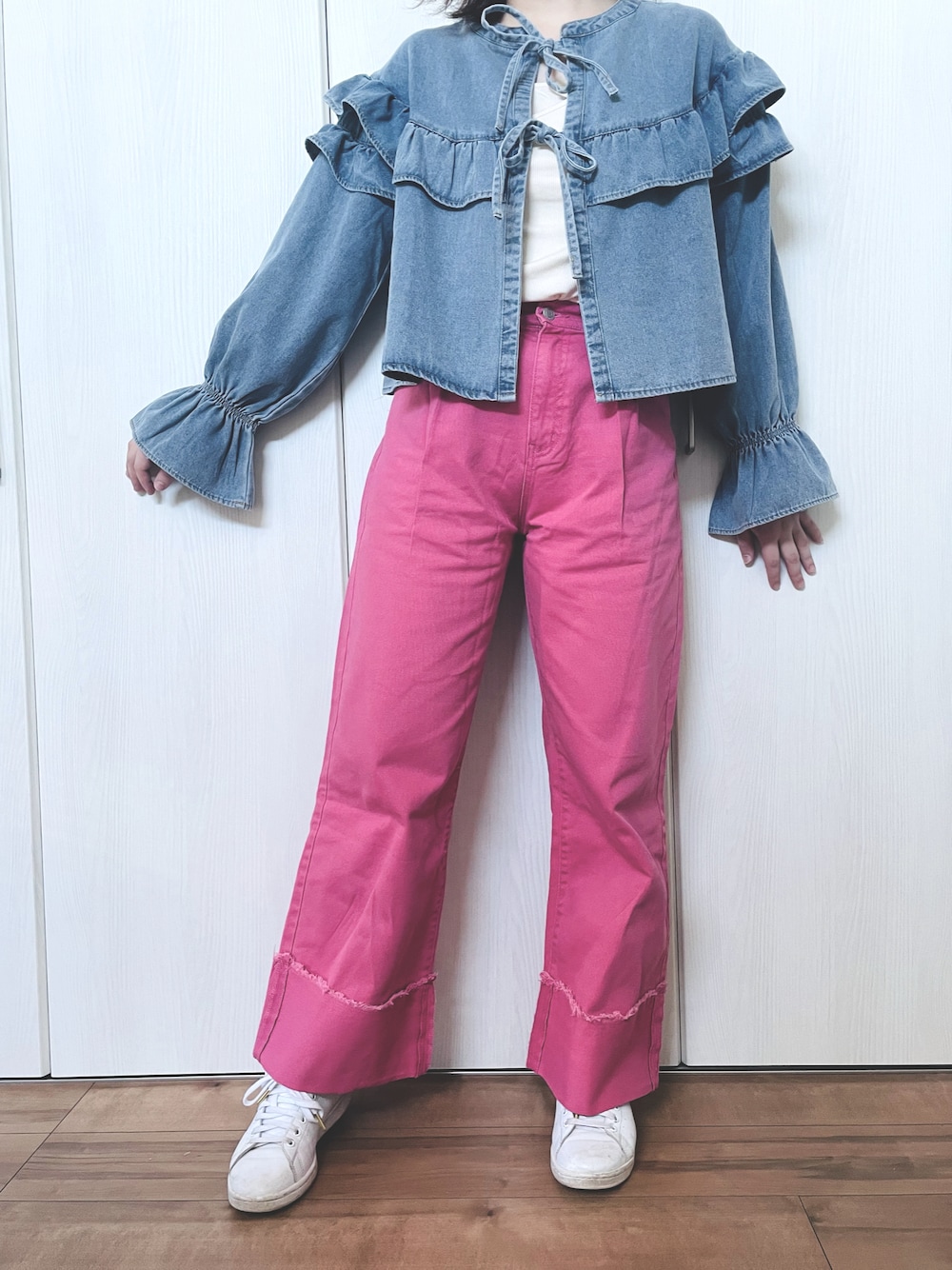 「春、春夏コーデ、おでかけコーデ、ラクチンコーデ、カジュアルコーデ、カジュアルガーリー、シンプル、シンプルコーデ、今日のコーデ、デニムコーデ、スニーカーコーデ、スニーカー」｜「apres jour clairの【apres jour clair】カップ付リブレイヤードキャミ【ZOZOTOWN限定アイテム】（キャミソール、ホワイト系）」を使った、mahalo  さん（レディース・165cm）の春コーディネートの1枚目の写真