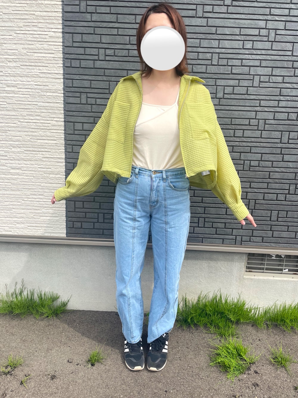 「オトナカジュアル、キレイめカジュアル、シンプルスタイル、シンプル、春夏コーデ、初夏コーデ、今日のコーデ、ラクチンコーデ、スニーカーコーデ、ママファッション、休日スタイル、シャツスタイル、骨格ストレート、プチプラ、お散歩コーデ」｜「apres jour clairの【apres jour clair】カップ付リブレイヤードキャミ【ZOZOTOWN限定アイテム】（キャミソール、ホワイト系）」を使った、mahalo  さん（レディース・165cm）の春コーディネートの1枚目の写真