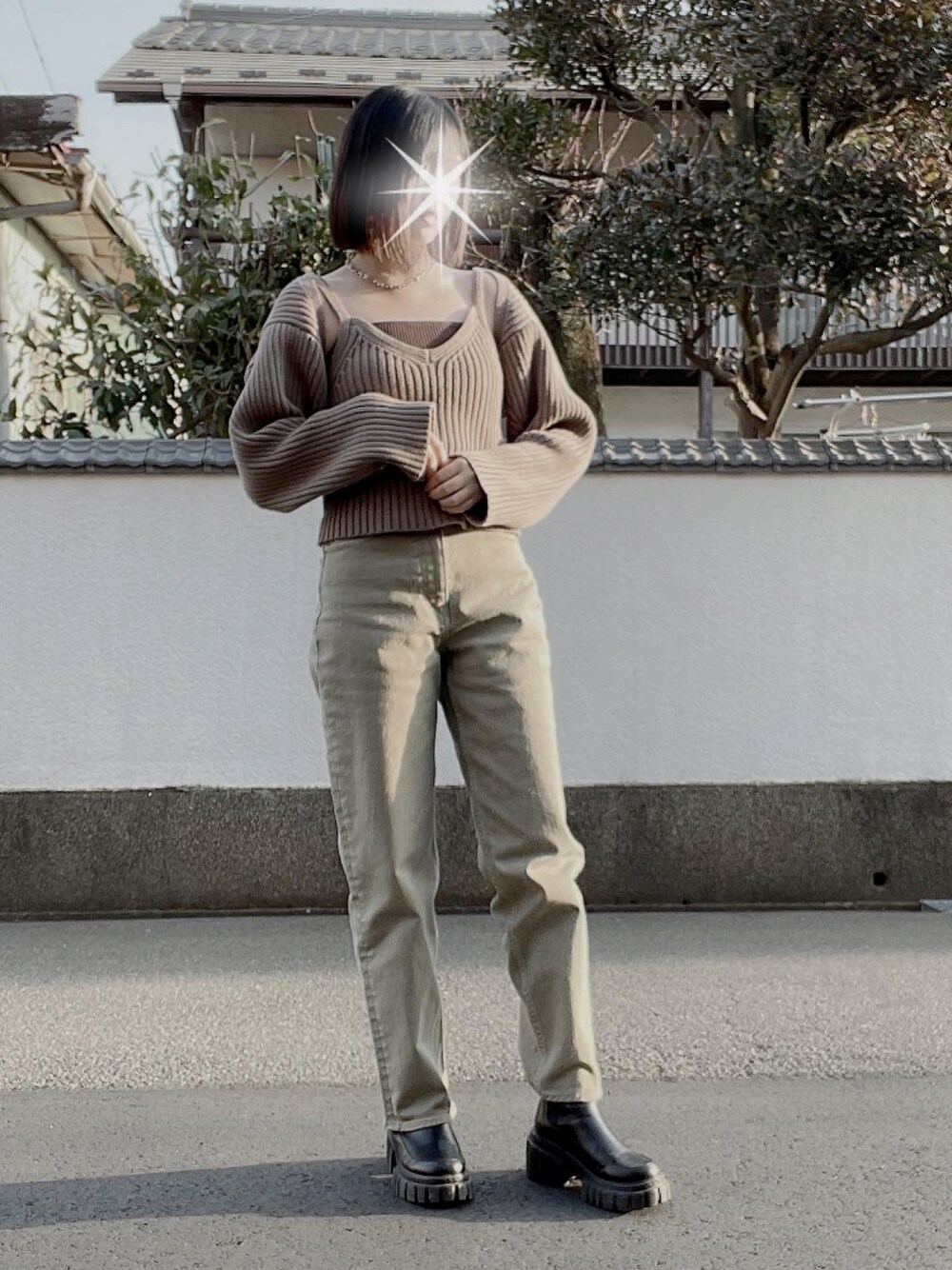 「カジュアル、moussy、休日コーデ、moussyデニム、moussyコーデ、春カラー、デニム、ボレロ、ブーツ、ストレートデニム、春コーデ」｜「MOUSSYのSQUARE RIB CAMI トップス（キャミソール、ブラウン系）」を使った、◤ゆぅきさん（レディース・160cm）の春コーディネートの1枚目の写真
