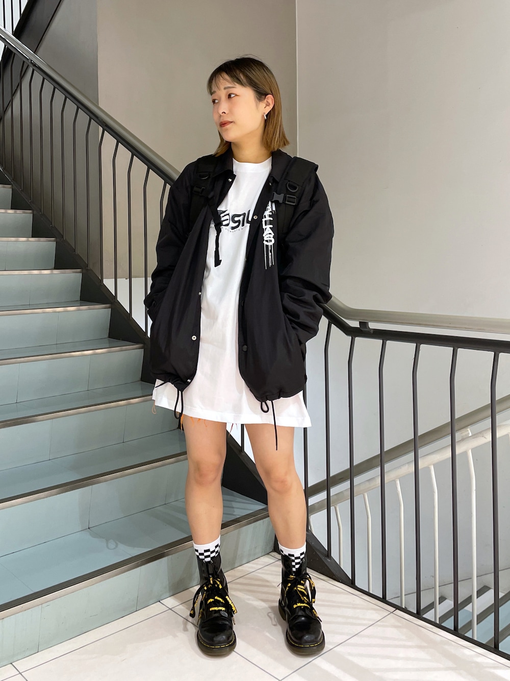 「秋服準備はじめました、秋服、楽チンコーデ、休日スタイル、コーチジャケット、ワンピース、DrMartens、drmartenstyle、ストリート、ストリートコーデ、SILAS、秋のコーデ、ストリート系」｜「SILASのPRINT L/S TEE SLICED LOGO（Tシャツ/カットソー、ホワイト系）」を使った、林 萌花さん（レディース・159cm）の秋コーディネートの1枚目の写真