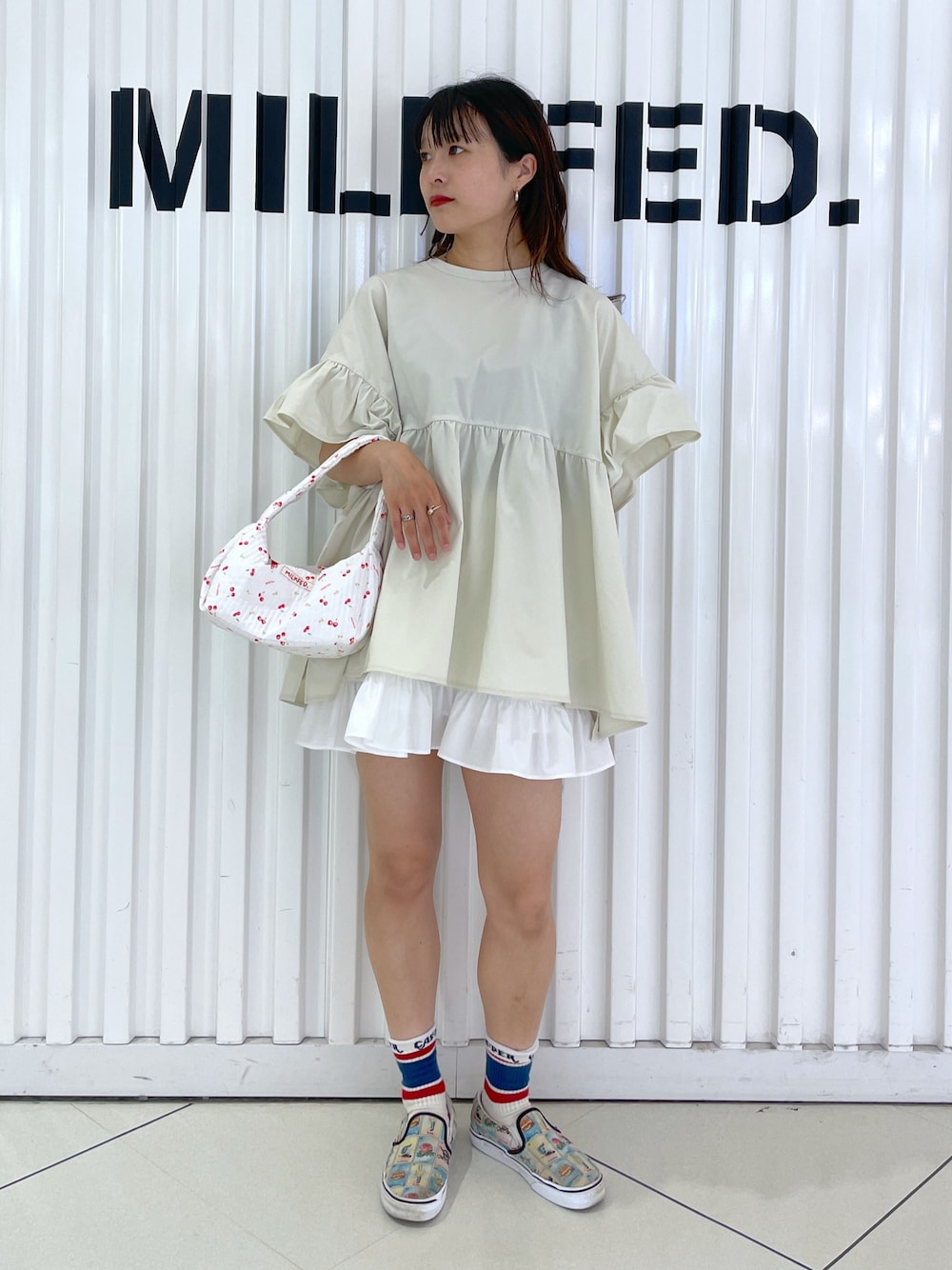 「夏服、楽チンコーデ、ootd、MILKFED.、ミルクフェド、ティアードスカート、ホワイトコーデ」｜「MILKFED.のアイテム（チュニック、ホワイト系）」を使った、林 萌花さん（レディース・159cm）の夏コーディネートの1枚目の写真