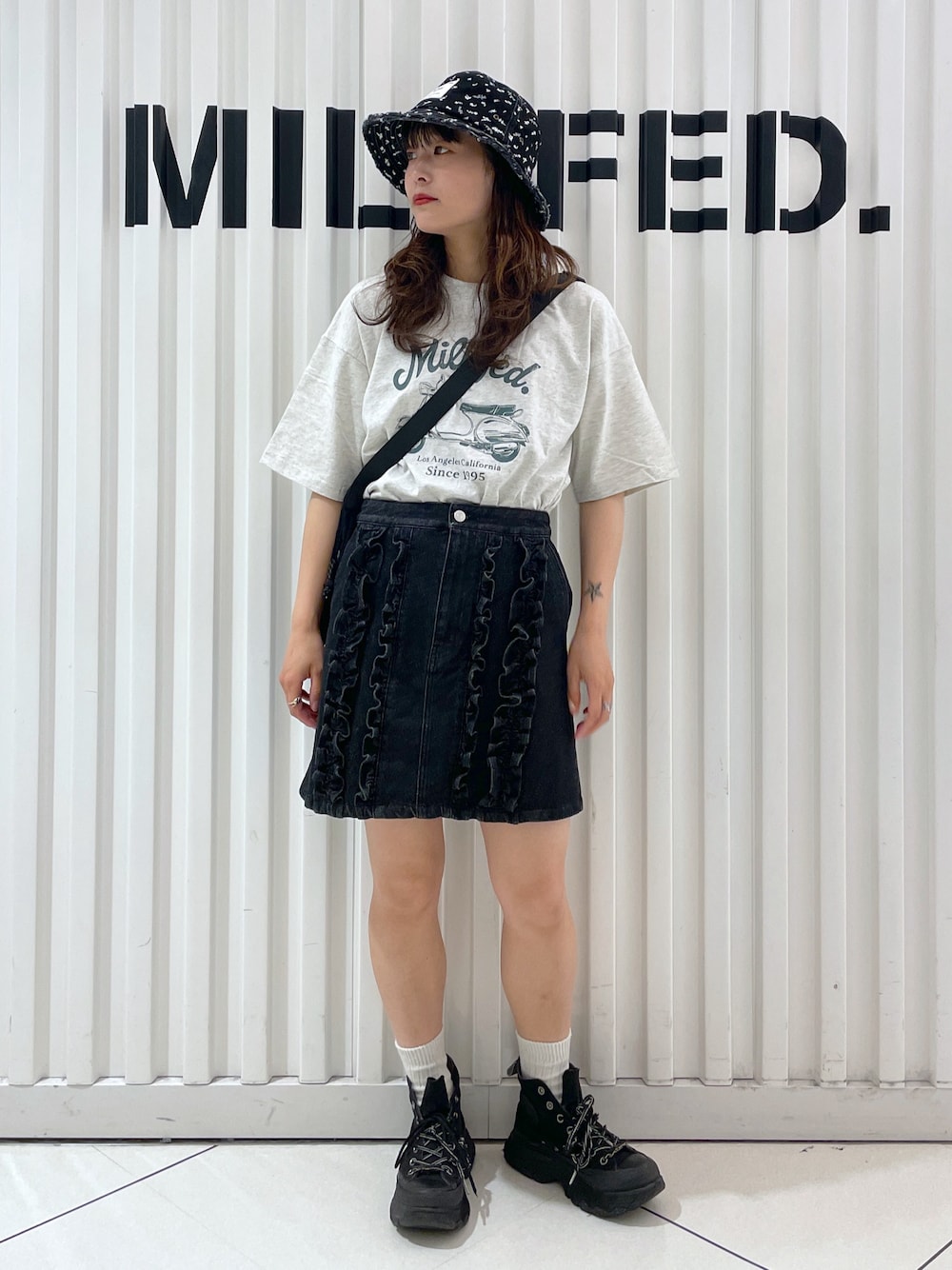 「おでかけコーデ、バケットハット、ミニスカート、台形スカート、MILKFED.、ミルクフェド、今日のコーデ、Tシャツコーデ、ラクチンコーデ」｜「MILKFED.のFLORAL PATTERN DENIM FRINGE BUCKET HAT（ハット、ブラック系）」を使った、林 萌花さん（レディース・159cm）の夏コーディネートの1枚目の写真