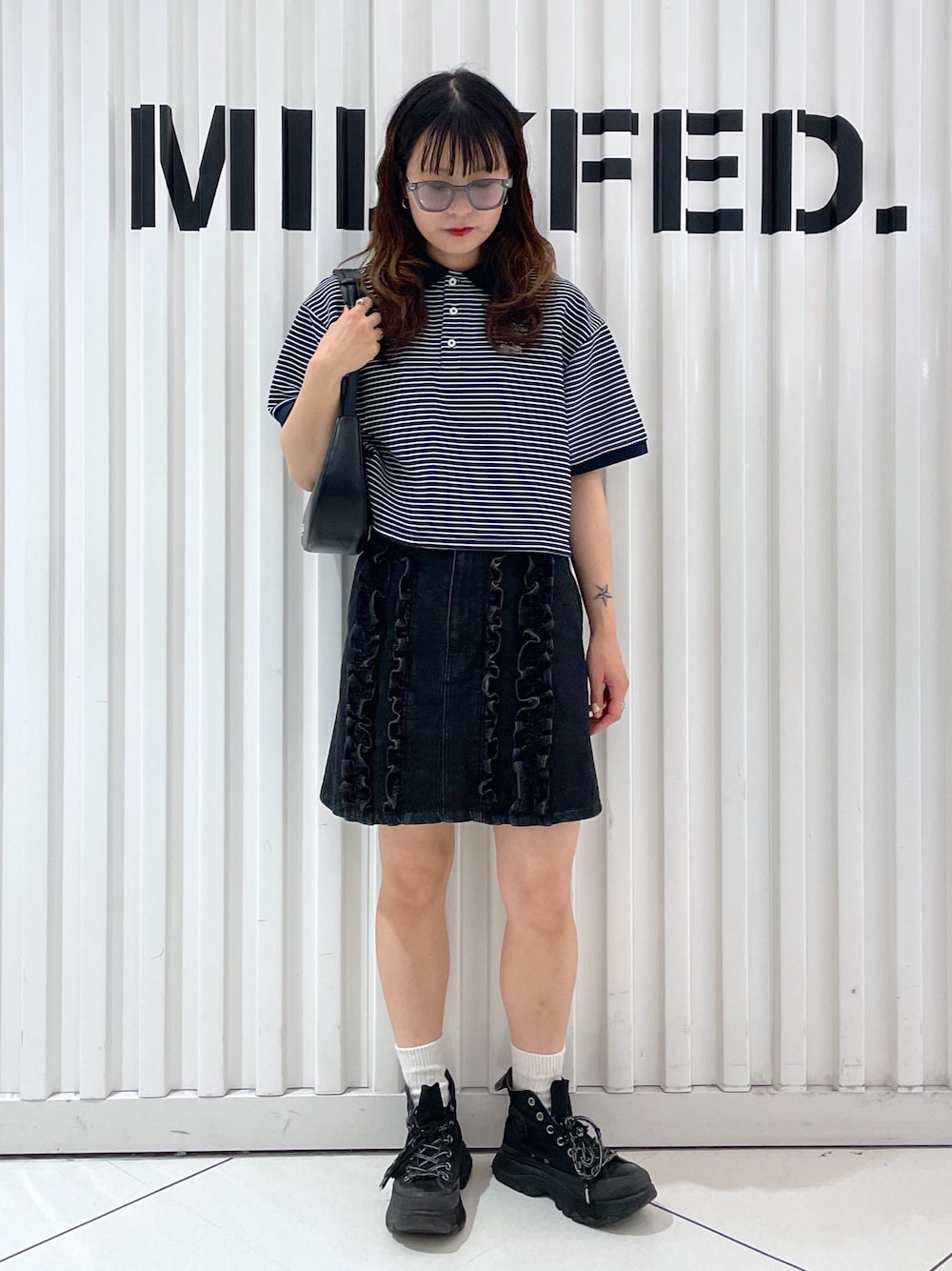 「今日のコーデ、ポロシャツ、カラーサングラス、メガネ女子、ハンドバッグ、台形スカート、MILKFED.、ミルクフェド、お洒落さんとつながりたい、ボーダー」｜「MILKFED.のSTRIPED POLO SHIRT（ポロシャツ、ブルー系）」を使った、林 萌花さん（レディース・159cm）の夏コーディネートの1枚目の写真