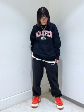 「スウエットパンツ」｜「アイテム（スウェット）」を使った、林 萌花さん（レディース・159cm）の冬コーディネート
