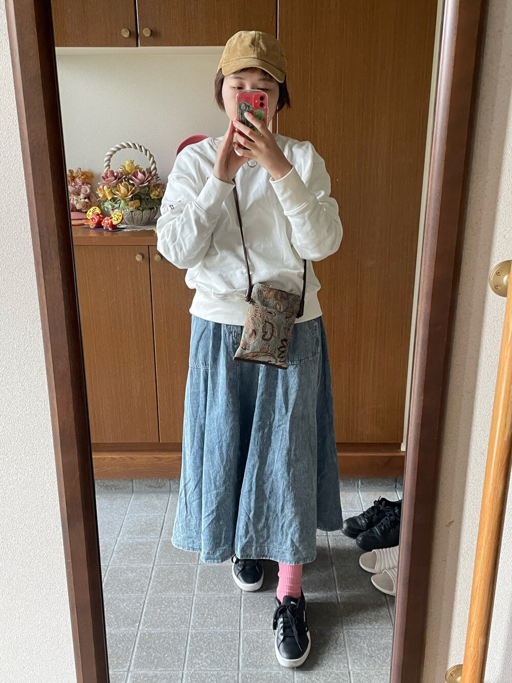 「紅葉、カフェ、歩きやすい、コーデュロイ、キャップ」｜「niko and...のアイテム（デニムスカート、ブルー系）」を使った、ロモさん（レディース・164cm）の秋コーディネートの1枚目の写真