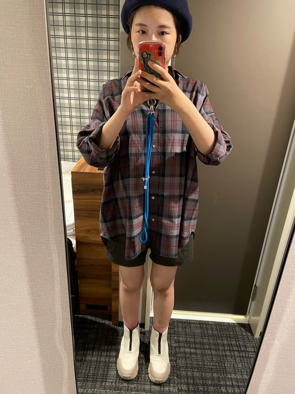 「チェックシャツ、ショートパンツ、ベレー帽」｜「SHAKAの(SHAKA)フロントジップブーツ（ブーツ、ホワイト系）」を使った、ロモさん（レディース・164cm）の秋コーディネートの1枚目の写真