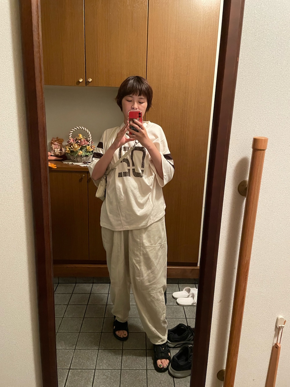 「デニム生地、白デニムパンツ、長め丈、カジュアルコーデ」｜「KBFのルーズナンバリングTEE（Tシャツ/カットソー、ホワイト系）」を使った、ロモさん（レディース・164cm）の夏コーディネートの1枚目の写真