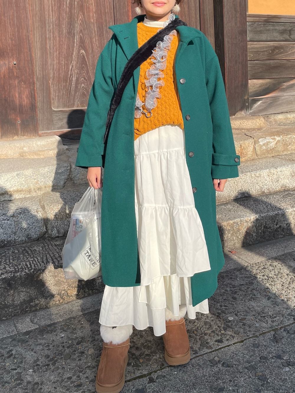 「食べ歩き、観光、冬コーデ、シンプルスタイル、秋冬」｜「RODEO CROWNS WIDE BOWLのランダムティアードスカート（スカート、ホワイト系）」を使った、ロモさん（レディース・164cm）の冬コーディネートの1枚目の写真