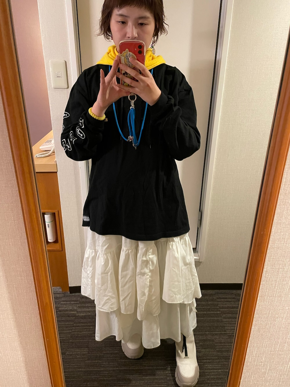 「ライブTシャツ、ライブコーデ、ライブグッズ」｜「SHAKAの(SHAKA)フロントジップブーツ（ブーツ、ホワイト系）」を使った、ロモさん（レディース・164cm）の冬コーディネートの1枚目の写真