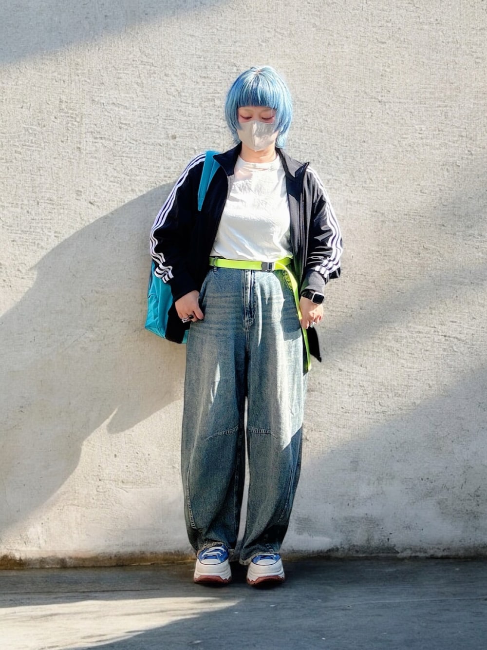 「白Tシャツ」｜「adidasのアディカラー クラシックス ファイヤーバード トラックトップ（ジャージ） / アディダスオリジナルス adidas Originals（ジャージ、ブラック系）」を使った、Shinokiさん（レディース・155cm）の春コーディネートの1枚目の写真