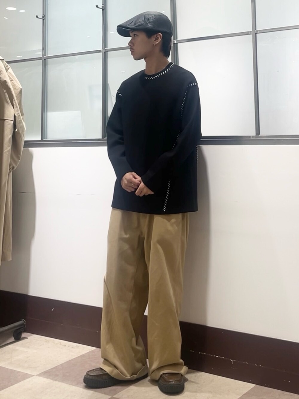 ブラック系のTシャツ/カットソーを着用したメンズの秋コーディネートの1枚目の写真