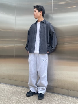 「ITEMS URBANRESEARCH（アイテムズ アーバンリサーチ）のスナップボタンデニムレギュラーカラーシャツ（シャツ/ブラウス、ブラック系）」を使った、翼さん（メンズ・168cm）の春コーディネート