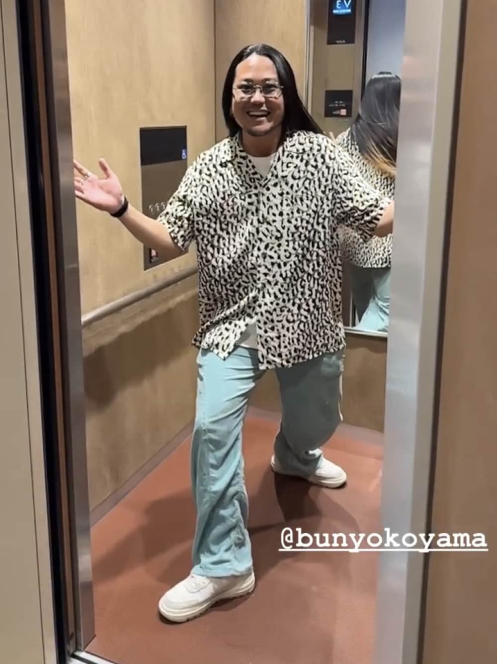 「Jiedaのアイテム（パンツ、ブルー系）」を使った、bunyokoyamaさん（メンズ・172cm）の夏コーディネートの1枚目の写真