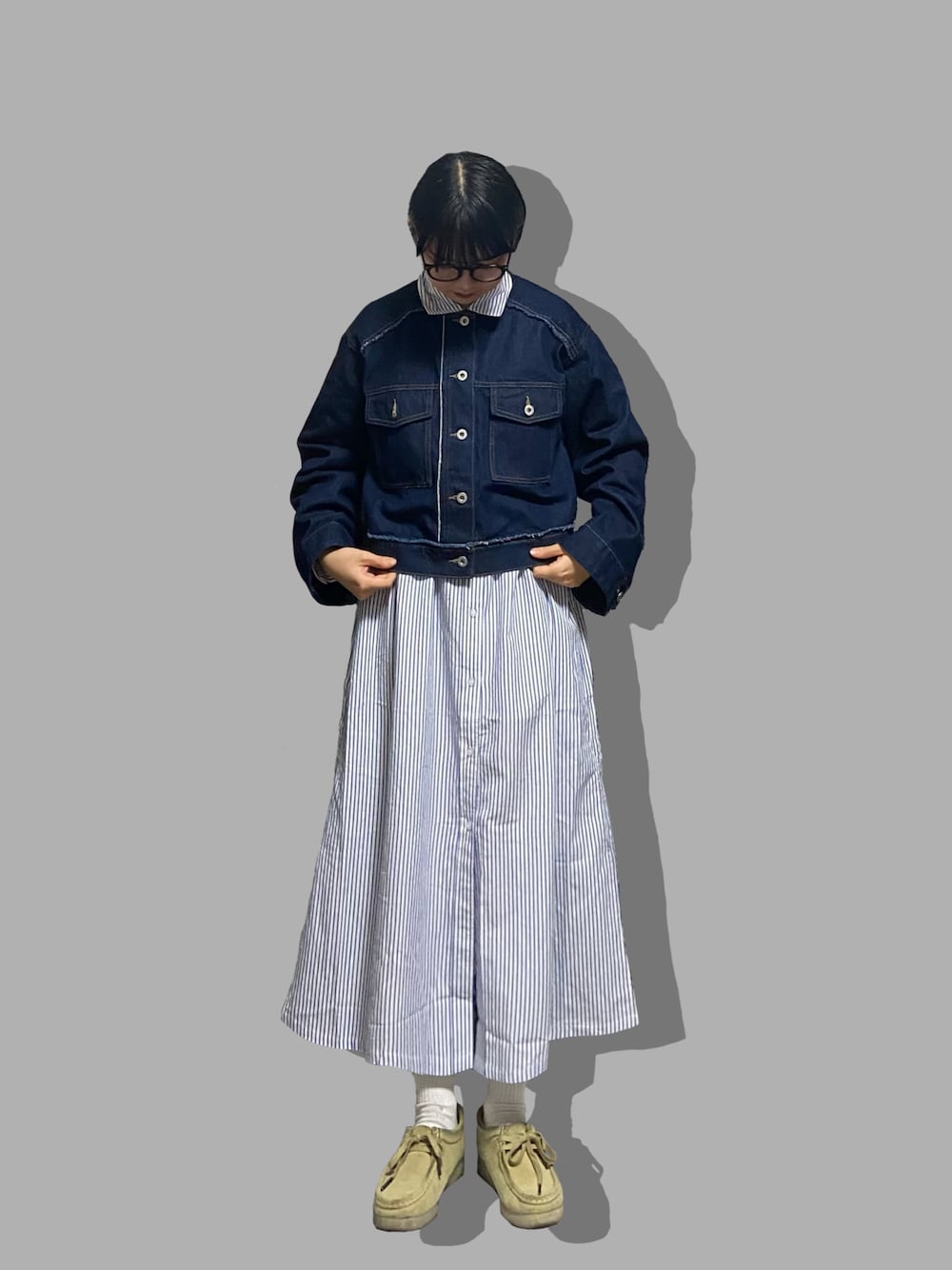 「春服デビュー宣言、ワンピース、Gジャン、春コーデ、KBF、LOWRYS FARM、clarks、ワラビー、wallabee、黒縁メガネ、黒髪ショート、大学生、登校コーデ、ストライプシャツワンピース、デニム」｜「ClarksのCLARKS/クラークス Wallabee/ワラビー（モカシン/デッキシューズ、ベージュ系）」を使った、ぽーにょさん（レディース・159cm）の春コーディネートの1枚目の写真