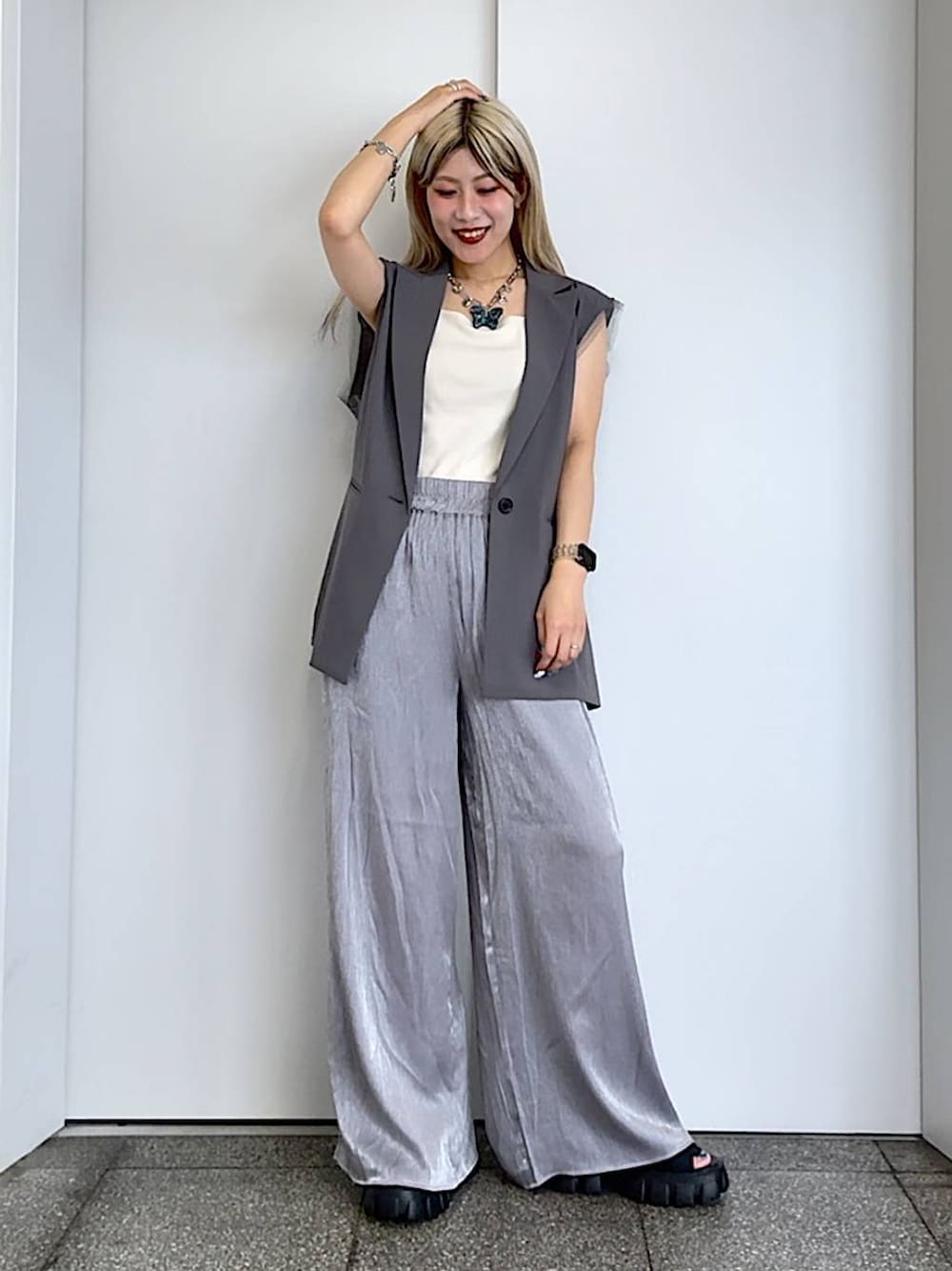 「個性派、楽ちんコーデ、春コーデ、ジーナシスト_JEANASIS、高身長、ベーシック/シンプル、モード、韓国ファッション、韓国系、デート/ロマンティック、オーバーサイズ、体型カバー、着痩せ・細見え、きれいめ、カジュアル」｜「JEANASISのZIPグラディエーターサンダル/111871（サンダル、ブラック系）」を使った、あゆねさん（レディース・164cm）の夏コーディネートの1枚目の写真
