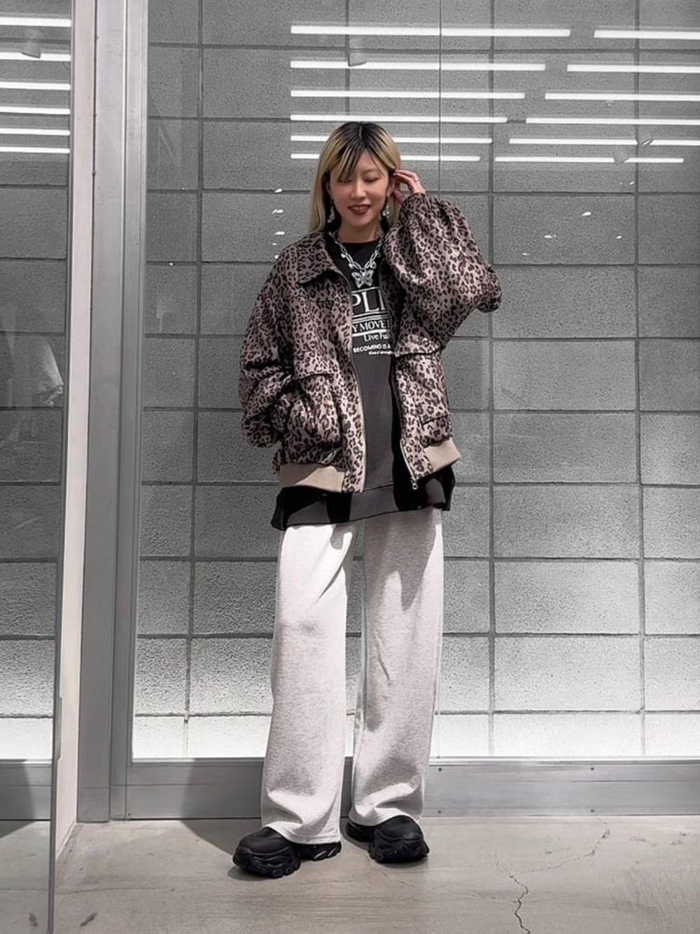 その他のブルゾン、ブラック系のブーツ、グレー系のスウェットパンツを着用したレディースの秋コーディネートの1枚目の写真