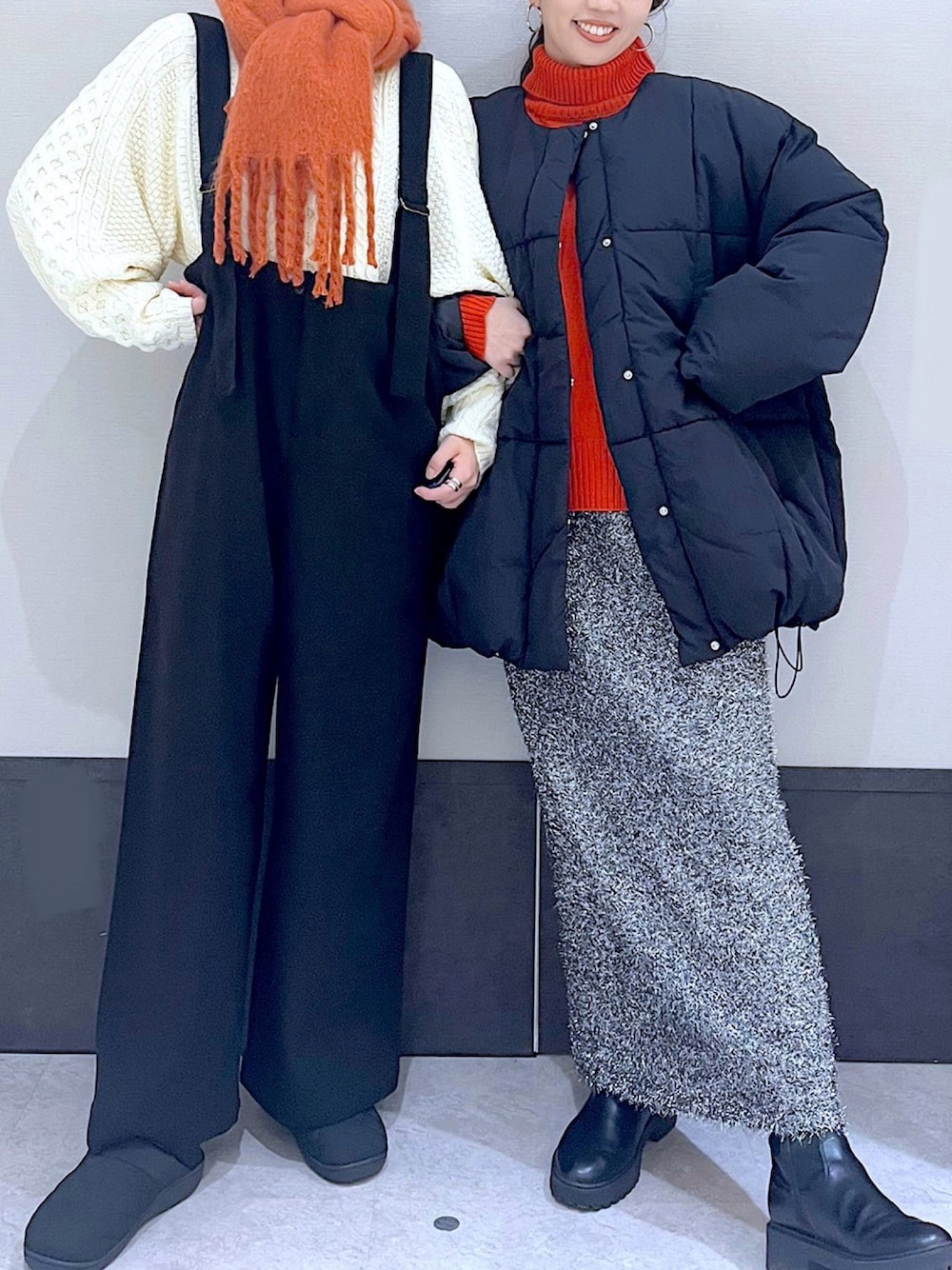 「キルティング、タートルネック、ブーツ、マフラーぐるぐる、冬アウター、クリスマスに着たい服、赤、お出かけコーデ、マフラー、LEPSIM、レプシィム(LEPSIM)、シミラールック、ディズニーコーデ、ミッキー、大人かわいい」｜「LEPSIMのフトフリンジ無地ストール　969878（ストール/ショール、オレンジ系）」を使った、ミヨちゃんさん（レディース・165cm）の冬コーディネートの1枚目の写真