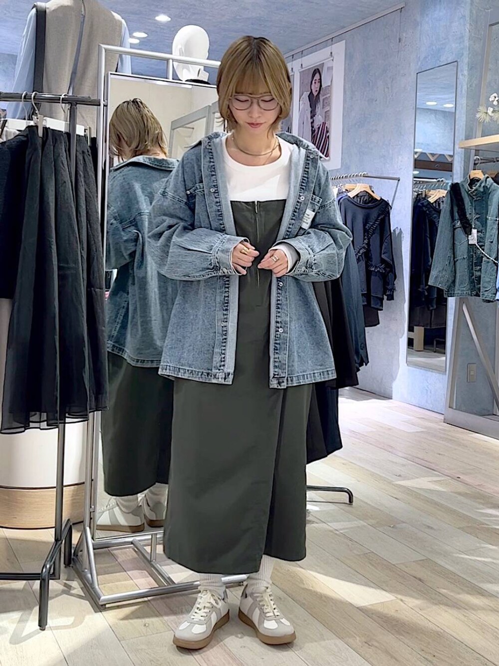 「体型カバー、高身長、ベーシック/シンプル、ワンマイル、春コーデ、冬コーデ、きれいめカジュアル_LEPSIM、LEPSIM、シンプルコーデ、大人カジュアル、きれいめカジュアル、ワンピース、スニーカー、春デニム2025_LEPSIM、20代_LEPSIM」｜「LEPSIMのメタル太チョーカー　152672（チョーカー、シルバー系）」を使った、ミヨちゃんさん（レディース・166cm）の冬コーディネートの1枚目の写真