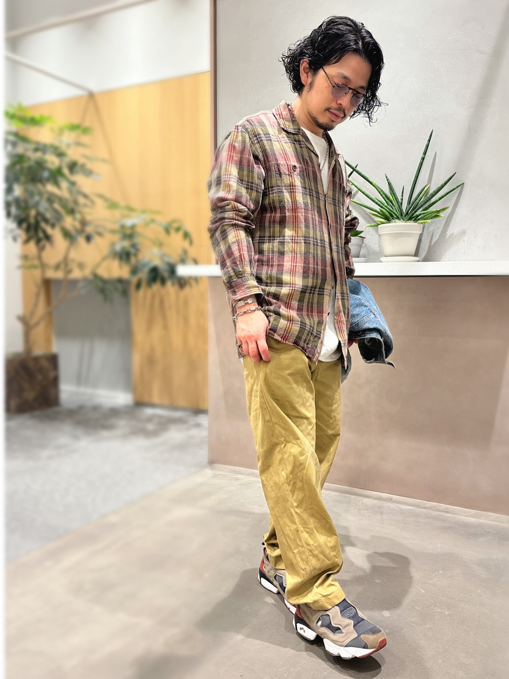 VINTAGEのデニムジャケットを使った「チェックシャツ」の人気