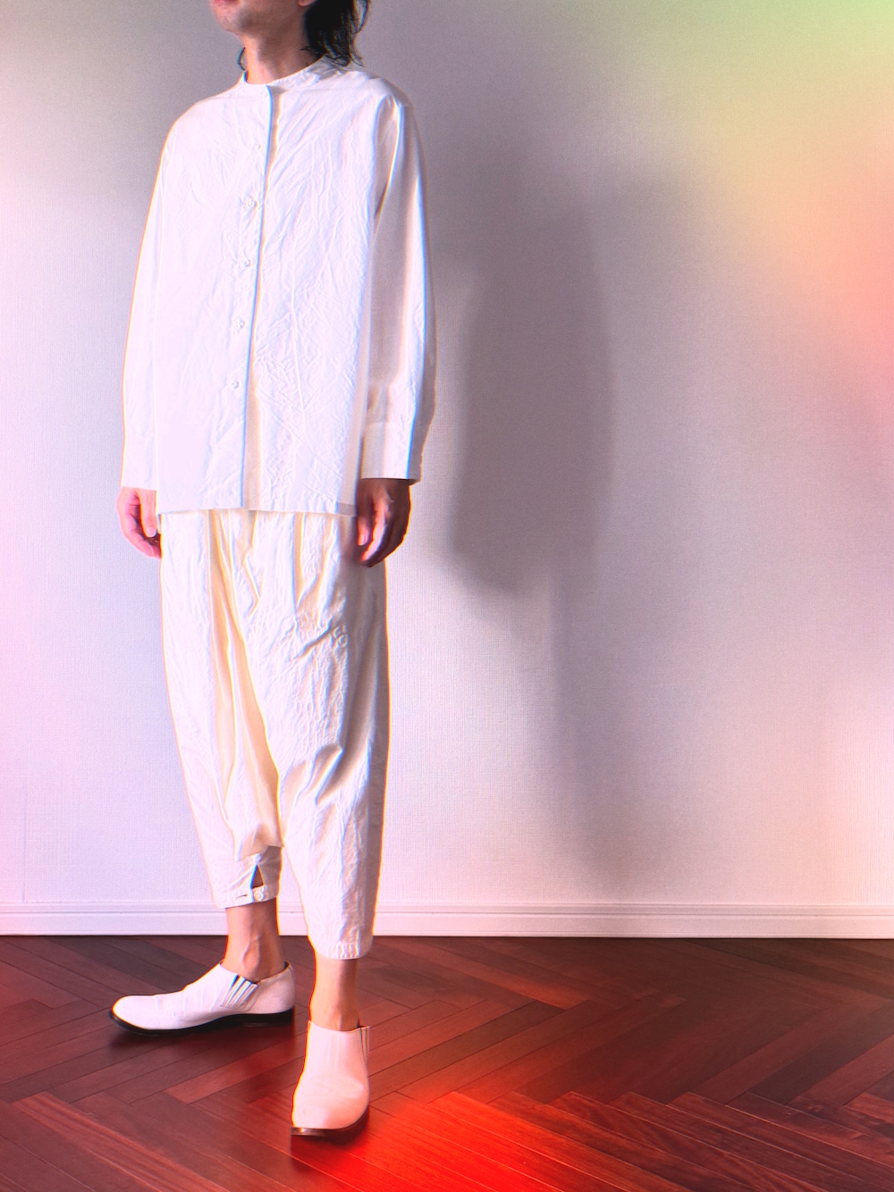 ホワイト系のシューズ、ホワイト系のその他パンツ、ホワイト系のシャツ/ブラウスを着用したメンズの秋コーディネートの1枚目の写真