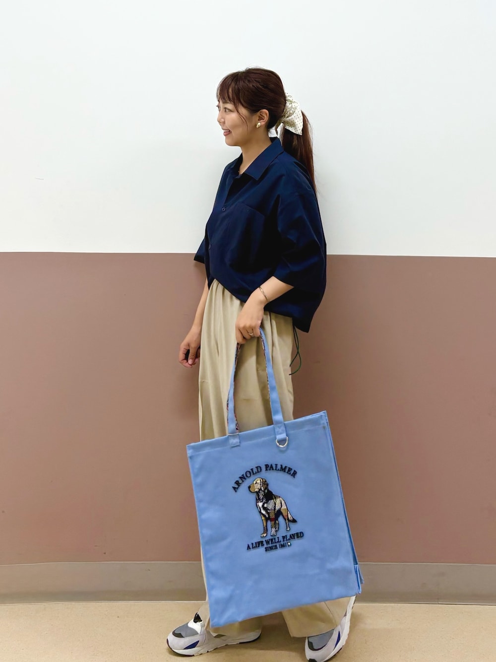 ブルー系のシャツ/ブラウス、ブラック系のタンクトップ、ブルー系のトートバッグを着用したレディースの夏コーディネートの1枚目の写真