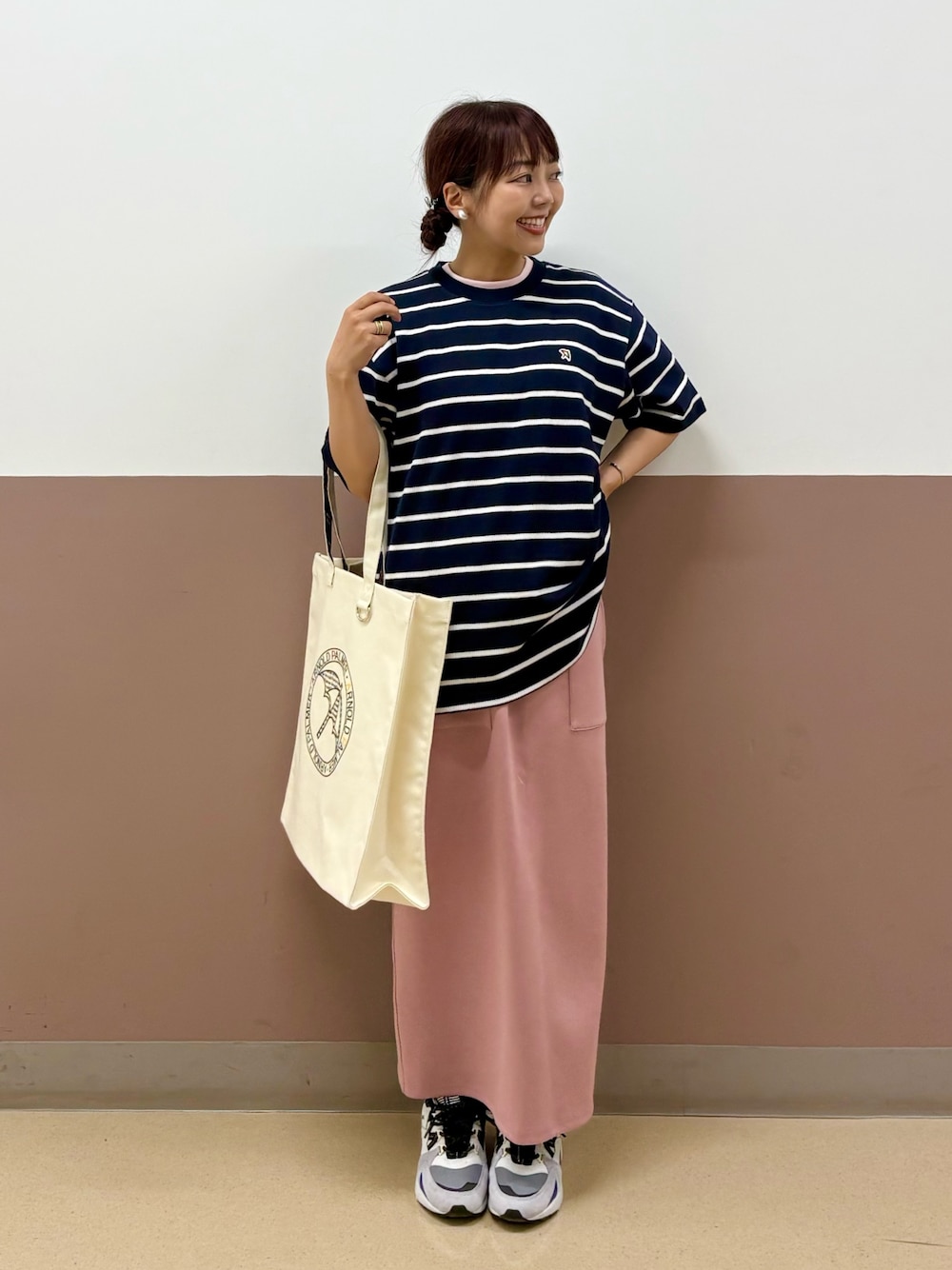 ブルー系のTシャツ/カットソー、ピンク系のTシャツ/カットソー、ピンク系のスカートを着用したレディースの夏コーディネートの1枚目の写真