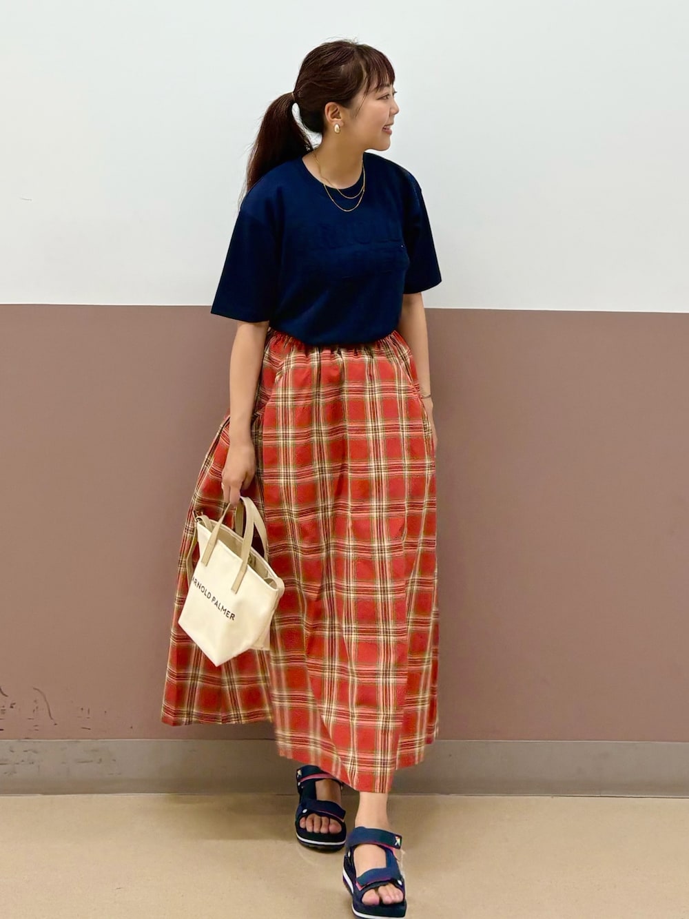 ブルー系のTシャツ/カットソー、レッド系のスカート、ブルー系のサンダルを着用したレディースの夏コーディネートの1枚目の写真