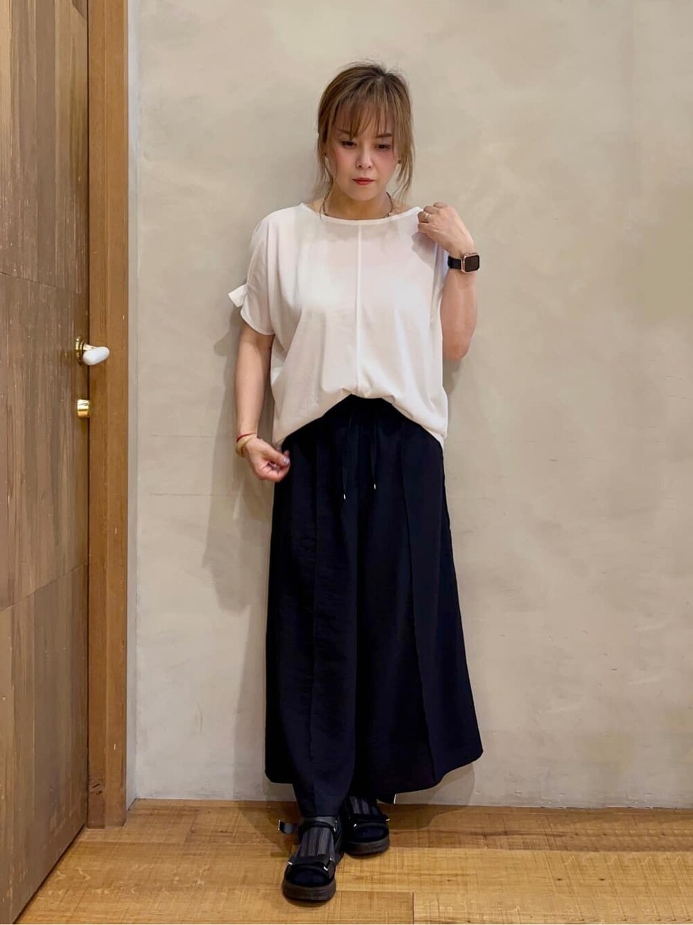 ホワイト系のTシャツ/カットソー、ブラック系のその他パンツ、ブラック系のサンダルを着用したレディースの夏コーディネートの1枚目の写真