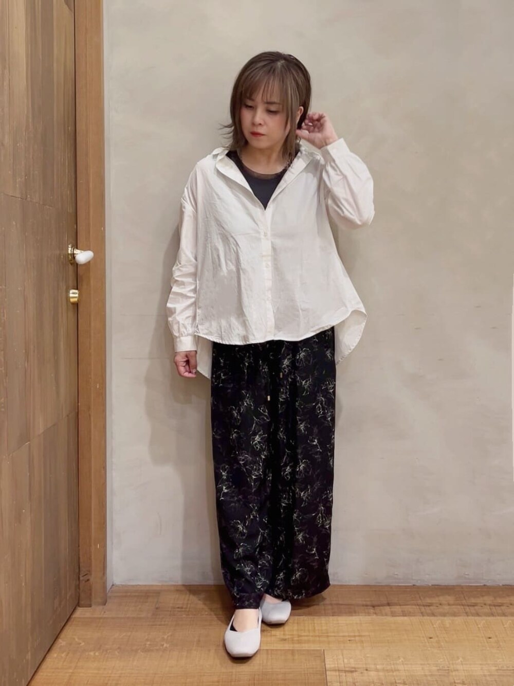 ホワイト系のシャツ/ブラウス、グレー系のTシャツ/カットソー、ブラック系のその他パンツを着用したレディースの春コーディネートの1枚目の写真