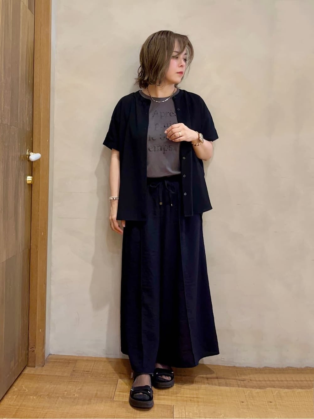 ブラック系のシャツ/ブラウス、グレー系のTシャツ/カットソー、ブラック系のその他パンツを着用したレディースの夏コーディネートの1枚目の写真