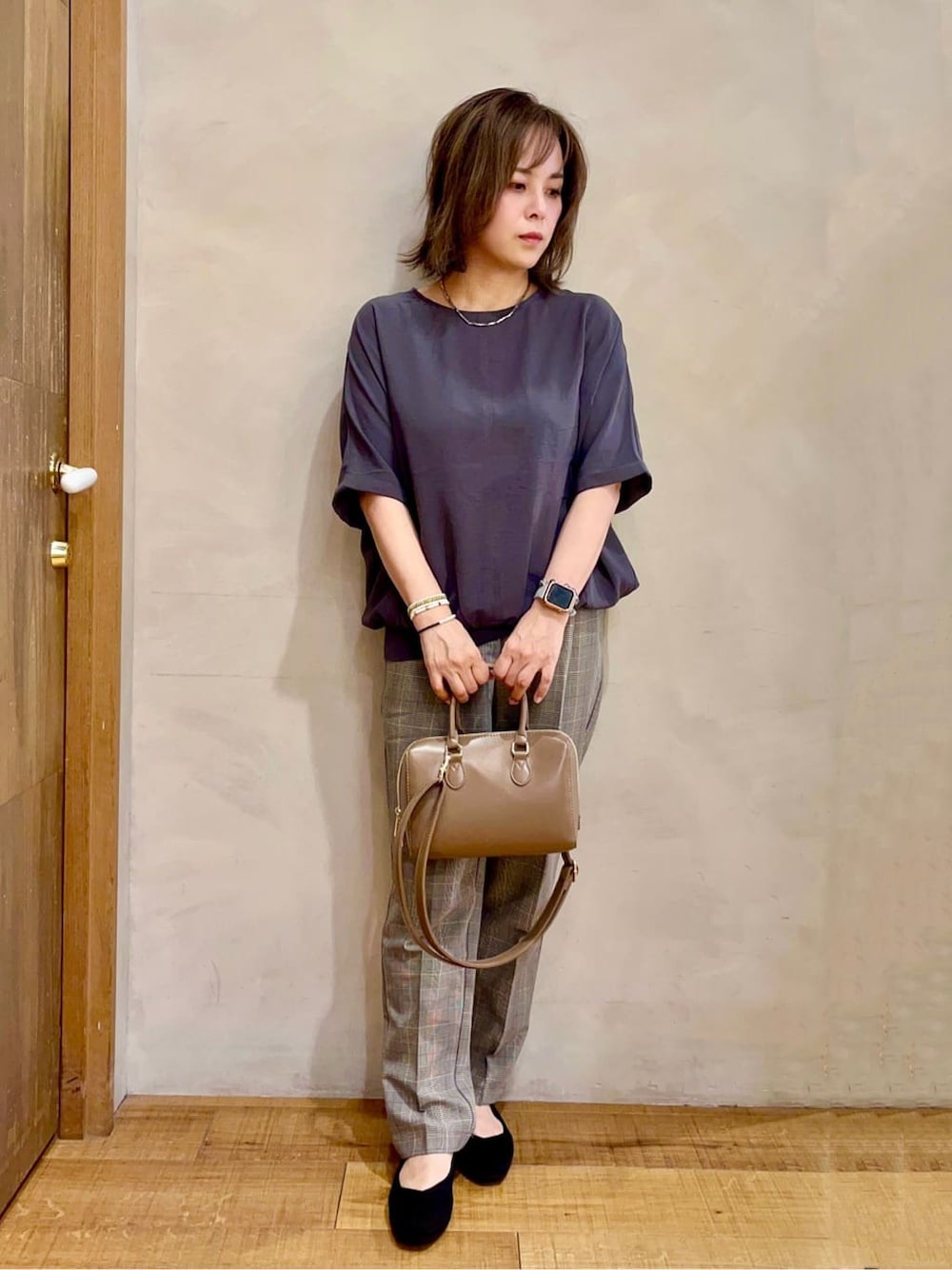 グレー系のシャツ/ブラウス、グレー系のその他パンツ、ブラック系のパンプスを着用したレディースの秋コーディネートの1枚目の写真