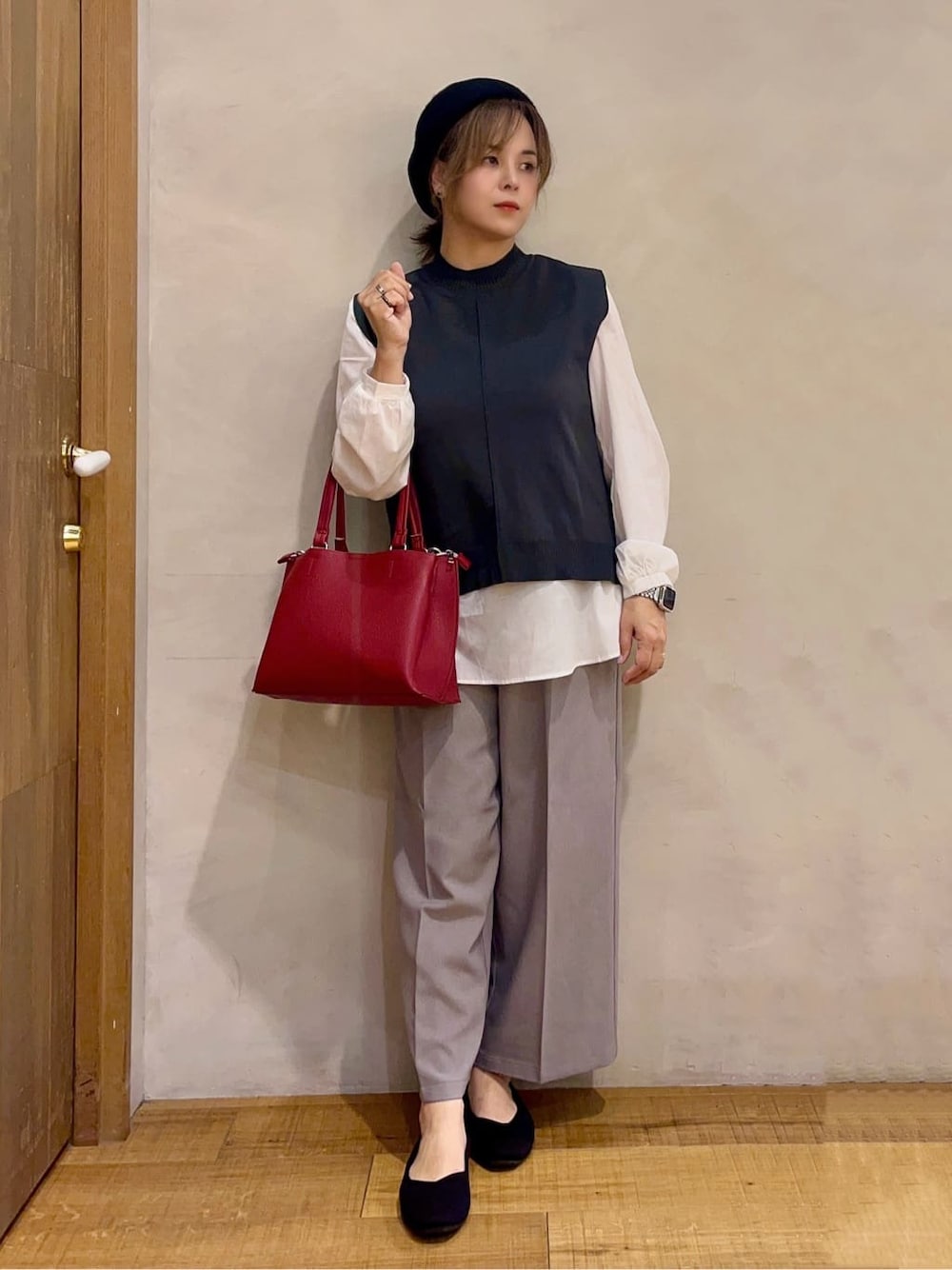 グレー系のニット/セーター、グレー系のその他パンツ、ブラック系のパンプスを着用したレディースの秋コーディネートの1枚目の写真
