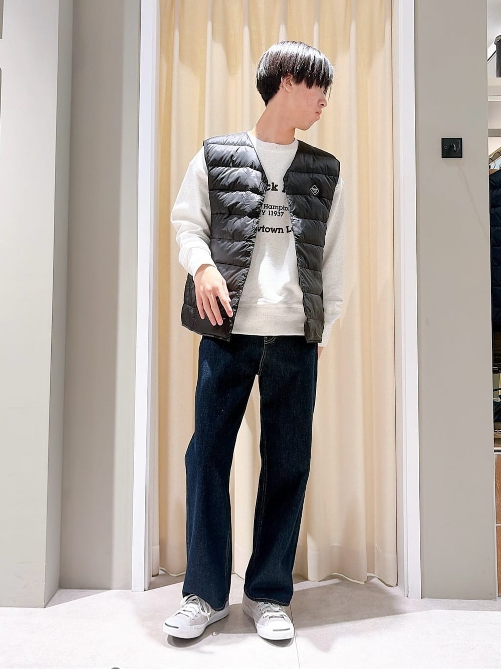 グレー系のスニーカー、ブルー系のその他パンツ、ホワイト系のスウェットを着用したメンズの秋コーディネートの1枚目の写真