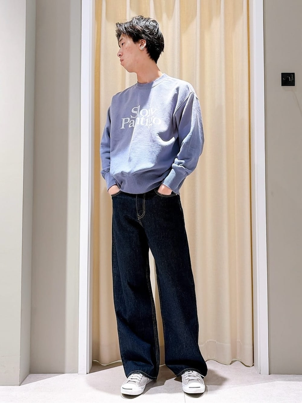 グレー系のスニーカー、ブルー系のデニムパンツ、ブルー系のスウェットを着用したメンズの春コーディネートの1枚目の写真
