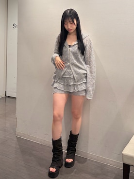 「EMODA（エモダ）のティアードニットスカート（スカート、グレー系）」を使った、居倉里奈さん（レディース・155cm）の春コーディネート