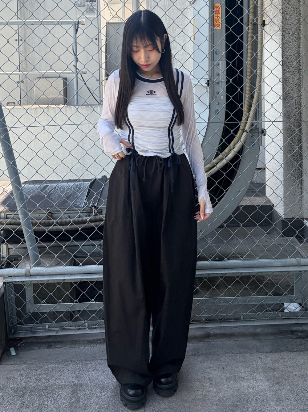 ブラック系のその他パンツ、ホワイト系のTシャツ/カットソー、ブラック系のブーツを着用したレディースの春コーディネートの1枚目の写真