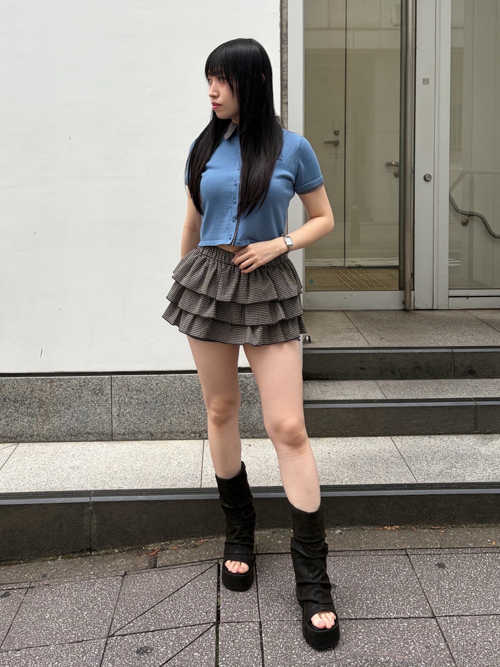 ブラック系のサンダル、その他のスカート、ブルー系のカーディガン/ボレロを着用したレディースの夏コーディネートの1枚目の写真