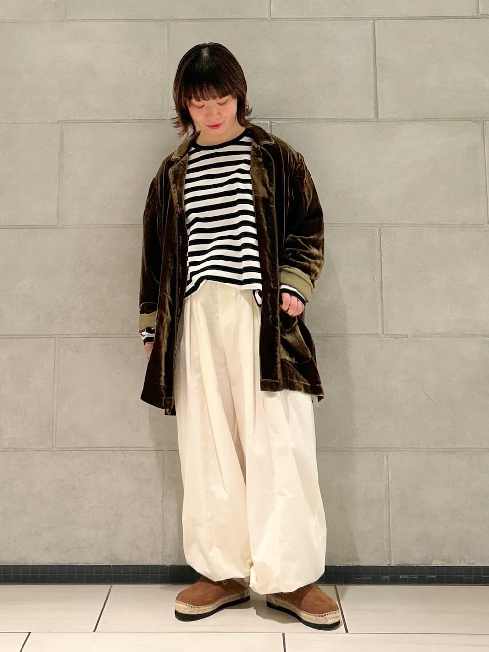 ホワイト系のその他パンツ、ブラック系のTシャツ/カットソーを着用したレディースの夏コーディネートの1枚目の写真