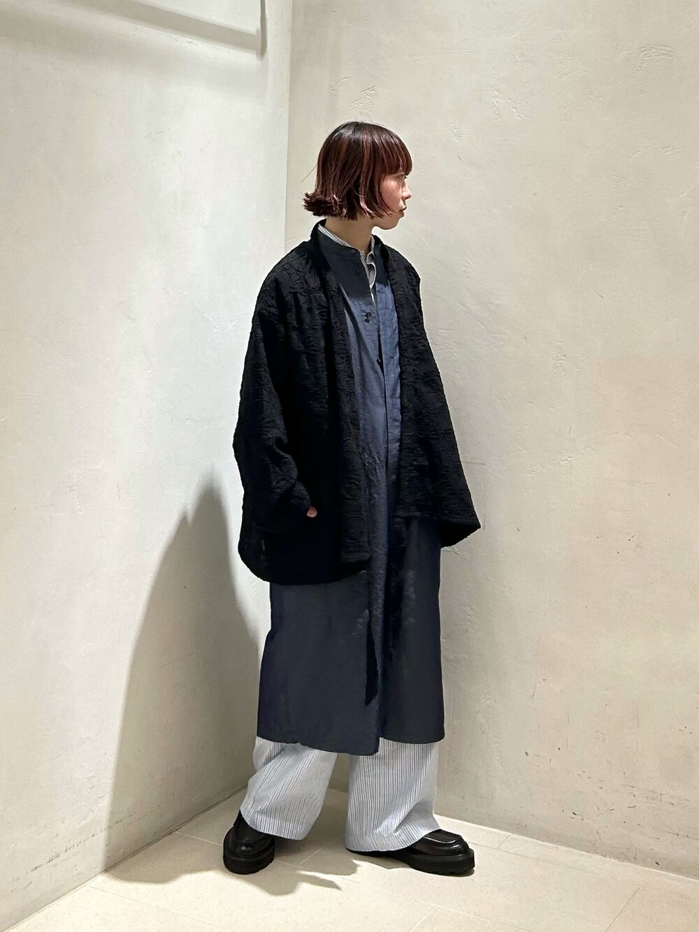 ブルー系のつなぎ/オールインワン、ブルー系のその他パンツ、ブルー系のシャツ/ブラウスを着用したレディースの春コーディネートの1枚目の写真