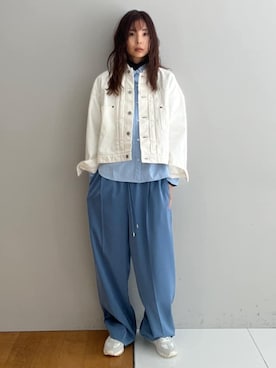 「アイテム（デニムジャケット、ホワイト系）」を使った、本村　実沙子さん（レディース・166cm）の冬コーディネート