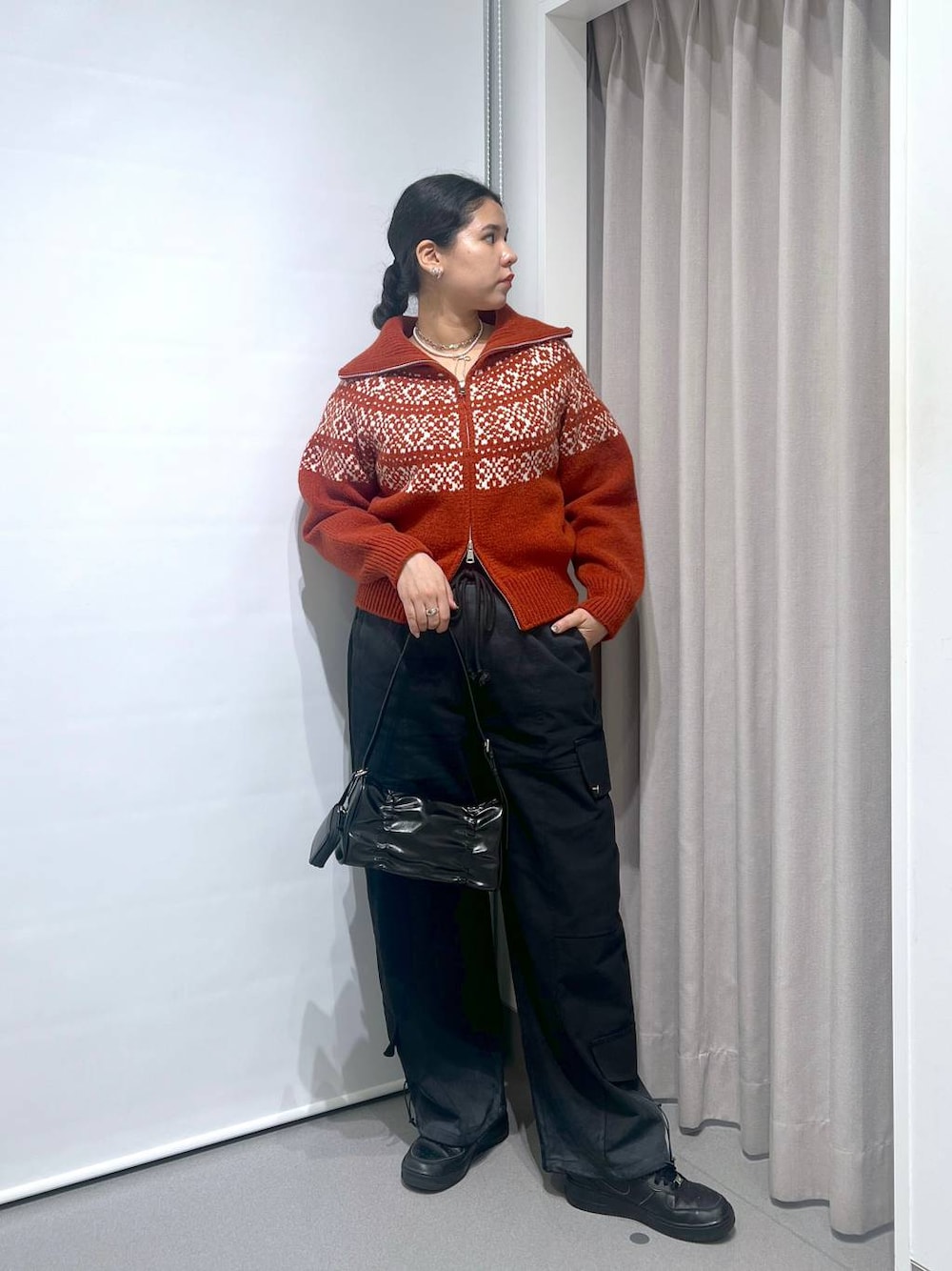 「着痩せ・細見え、体型カバー、楽ちんコーデ、骨格ストレート、着痩せ、ストリート、カジュアル、ウエストゴム、ニット、FOREVER 21」｜「FOREVER 21の【2024FW】ポーチ付きギャザーバッグ（ショルダーバッグ、ブラック系）」を使った、あめさん（レディース・167cm）の冬コーディネートの1枚目の写真