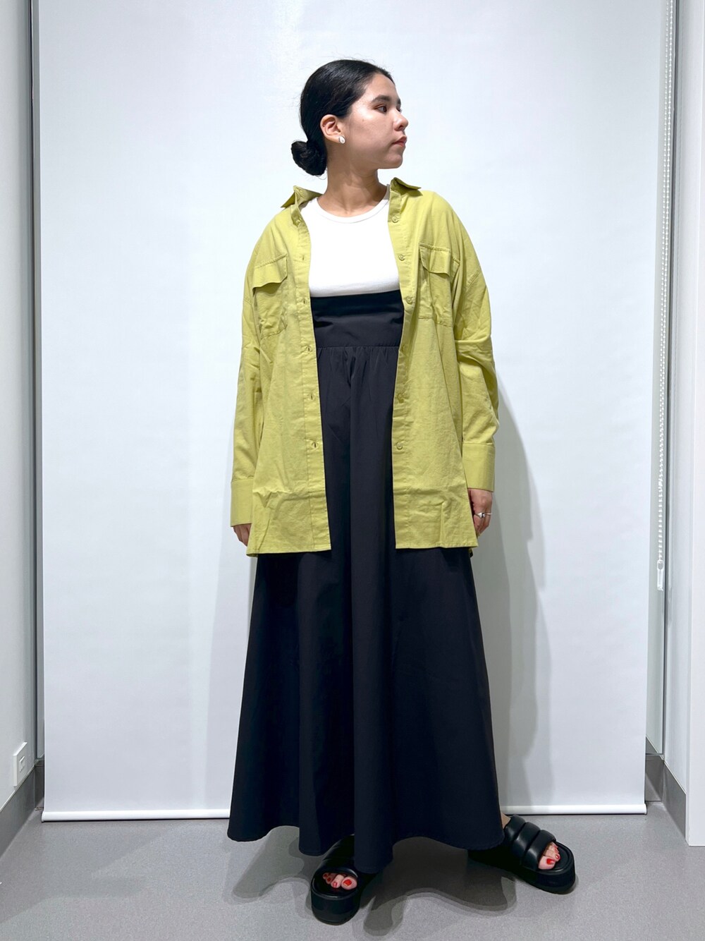 「お出かけコーデ、リラックススタイル、サンダルコーデ、白Tシャツ、ラクチンコーデ、夏コーデ、キャミワンピ」｜「FOREVER 21の［超寿命素材］フレアロングキャミワンピース（ワンピース、ブラック系）」を使った、あめさん（レディース・167cm）の夏コーディネートの1枚目の写真