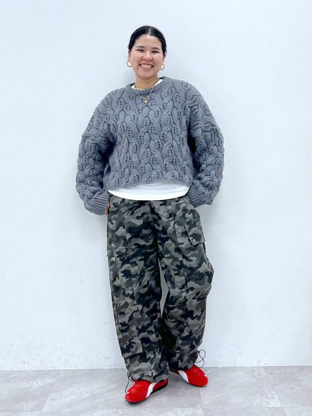 「着痩せ・細見え、体型カバー、楽ちんコーデ、骨格ストレート、着痩せ、ストリート、カジュアル、ウエストゴム、FOREVER 21、ニット、冬コーデ、秋コーデ」｜「FOREVER 21の【2024FW】グランジカーゴパンツ（カーゴパンツ、グレー系）」を使った、あめさん（レディース・167cm）の秋コーディネートの1枚目の写真