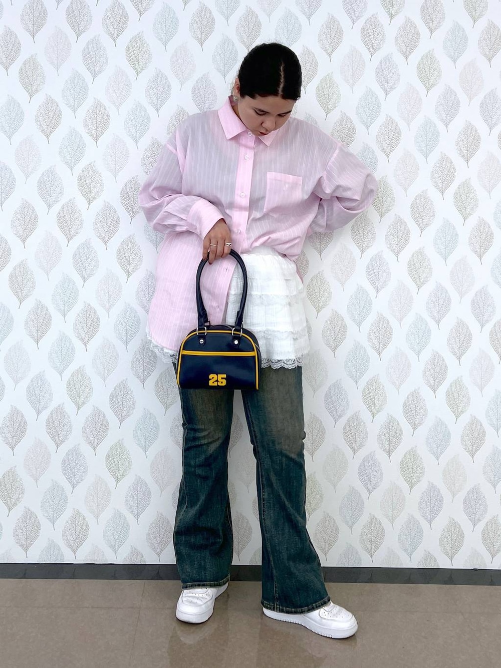 「着痩せ・細見え、体型カバー、楽ちんコーデ、骨格ストレート、着痩せ、カジュアル、ウエストゴム、レイヤードスタイル、春コーデ、シャツ、春服みてみて、FOREVER 21」｜「FOREVER 21の【2024FW】オーバーダイフレアデニム（デニムパンツ、ブルー系）」を使った、あめさん（レディース・167cm）の春コーディネートの1枚目の写真