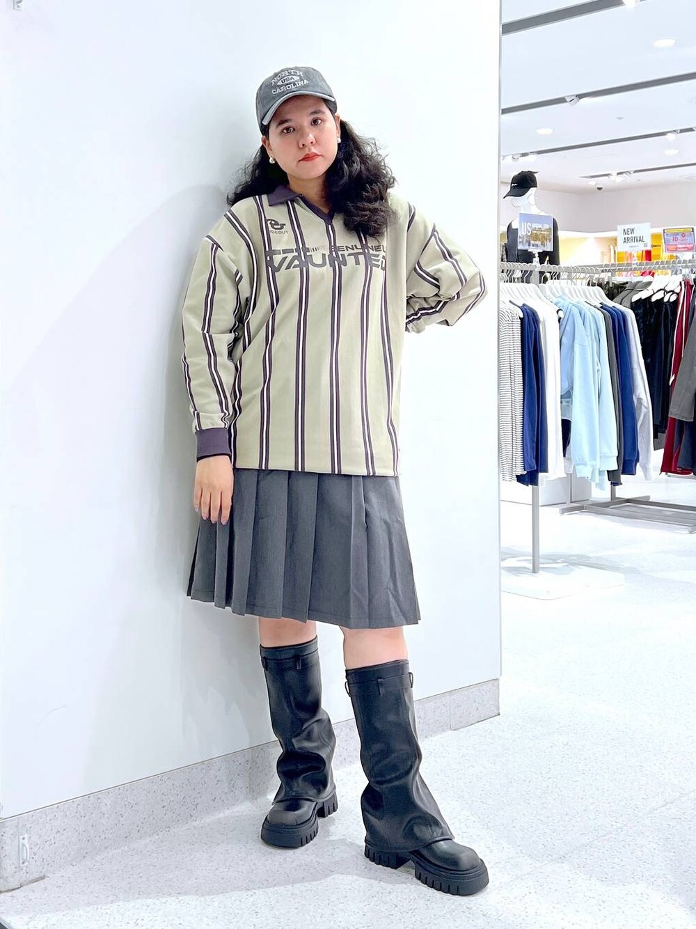 「着痩せ・細見え、体型カバー、楽ちんコーデ、骨格ストレート、着痩せ、ストリート、カジュアル、ウエストゴム、高身長、秋コーデ、FOREVER 21、ドットエスティ秋コーデ、スカート」｜「FOREVER 21の【2024SS】ヴィンテージ風ロゴキャップ（キャップ、ブラック系）」を使った、あめさん（レディース・167cm）の秋コーディネートの1枚目の写真